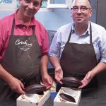 Jean Corné et Claude Monin démoulent des cabosses en chocolat