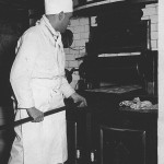 Maurice Monin à la cuisson dans l'atelier artisanal de 1920