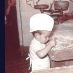 Claude Monin imprime à la main son premier biscuit en 1957