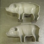 moulage servant à façonner des petits cochons en pâte d'amande